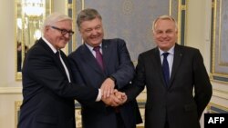 Франк-Вальтер Штайнмайер, Петр Порошенко и Жан-Марк Эйро (Киев, 14 сентября 2016 года)