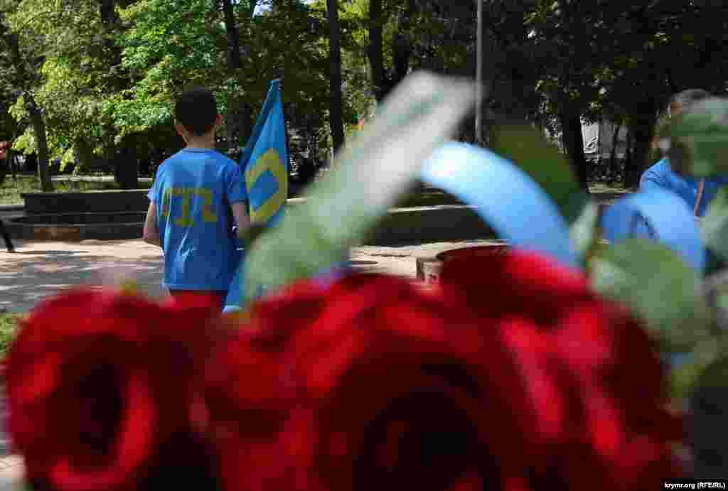 20. Год 2015-й. Симферополь, набережная Салгира. Российским властям полуострова было недостаточно вытеснить крымскотатарский митинг 18 мая из центра города на окраину. В этом году впервые централизованного собрания не было вовсе. Подробнее о том, как отдельные смельчаки почтили память жертв депортации – по ссылке 