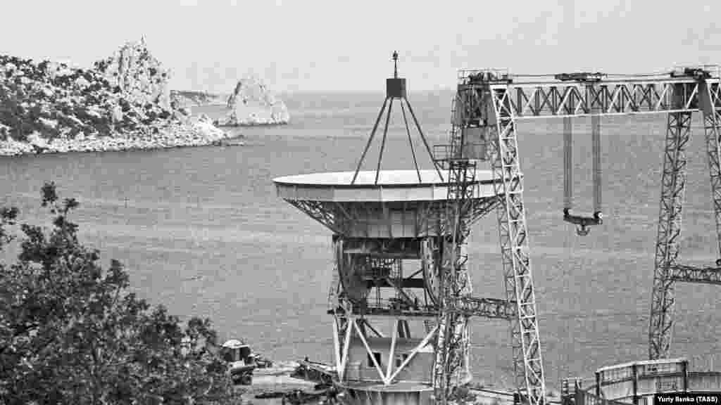 Симеизскую обсерваторию открыли в 1908-м. В годы Второй мировой войны ее полностью разрушили. Однако уже в 1945 году советские власти приняли решение восстановить ее. Нынешний радиотелескоп РТ-22 открыли 52 года назад. Фото сделано за год до этого –в 1966-м