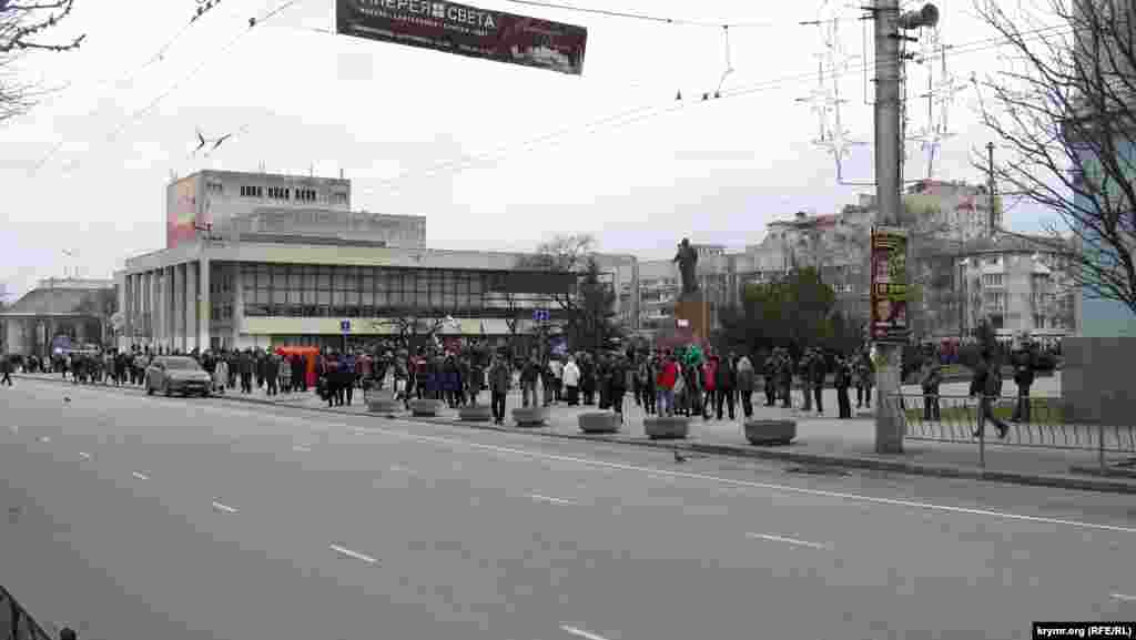 У тому, що це не натовп, а добре організована і проплачена масовка, впевнені всі, хто з цим «колективом» мав справу. Рідкісна згуртованість, рішучість миттєво кинутися в бійку, тверде знання і виконання кожним своєї ролі – «робочого», «домогосподарки», «ветерана» – з регулярним повторенням карбовано сформульованих постулатів, придатних для будь-якої дискусії, виділяють цих професійних провокаторів.  