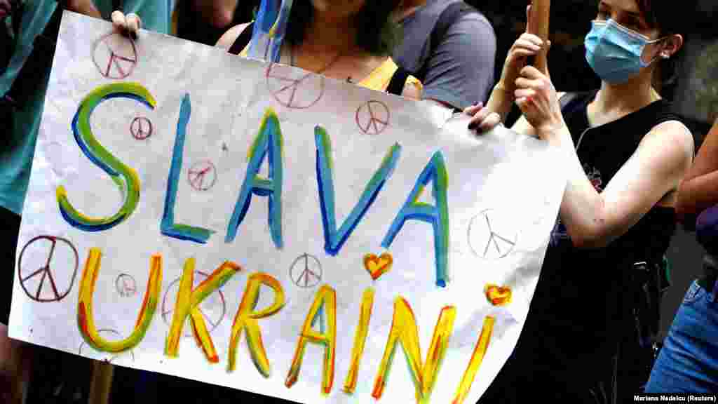 A demonstrator holds a sign that reads "Glory to Ukraine" while protesting in Buenos Aires on February 25.