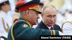 Президент России Владимир Путин и министр обороны Сергей Шойгу (справа налево)