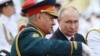 Президент России Владимир Путин и министр обороны России Сергей Шойгу (справа налево). Россия, Санкт-Петербург,