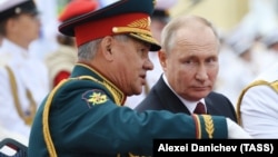 Президент России Владимир Путин и министр обороны России Сергей Шойгу (справа налево). Россия, Санкт-Петербург,