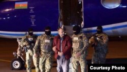 Russian-Israeli blogger Aleksandr Lapshin is collected by Azerbaijani security forces upon his arrival in Baku.