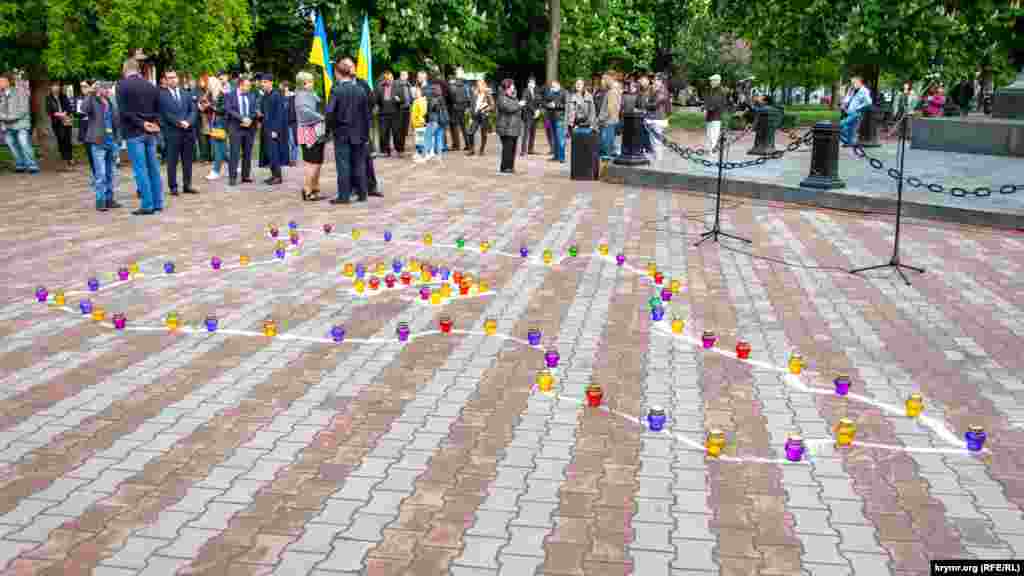 На Соборній площі, в історичному центрі міста, виклали 77 свічок – по кожній за рік, що минув із моменту депортації