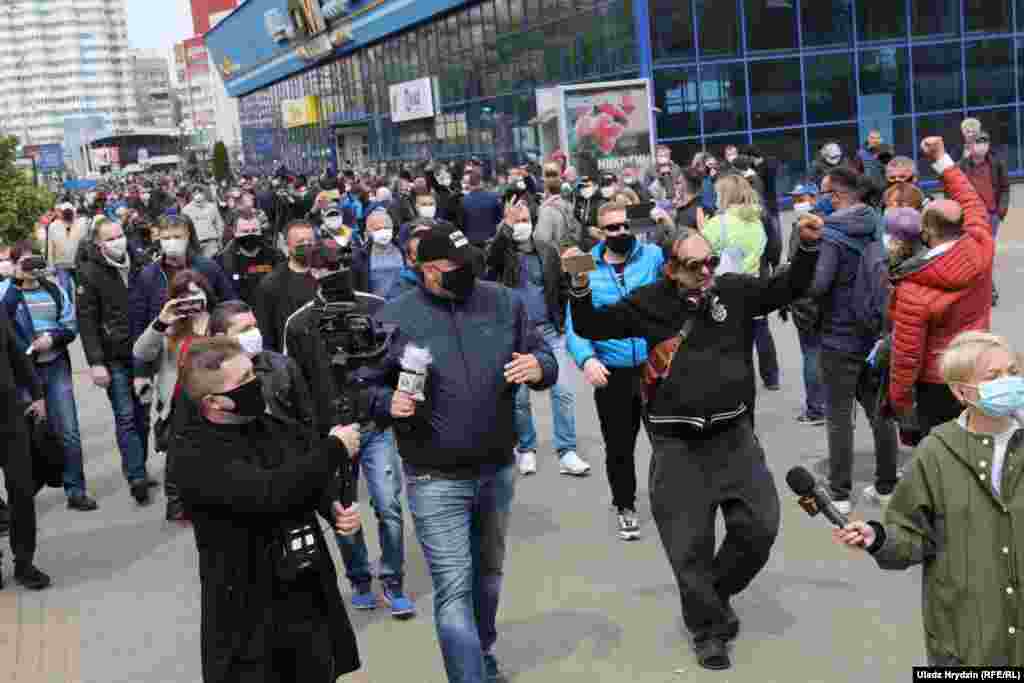 Один из организаторов митинга, активист оппозиции и блогер Сергей Тихановский (в центре) со своими сторонниками. Начало мая 2020 года Тихановский провел за решеткой – за участие в акции против интеграции с Россией в декабре 2019 года его отправили под арест на 15 суток. Беларуский блогер намеревался баллотироваться на президентских выборах, однако его кандидатура была отклонена властями