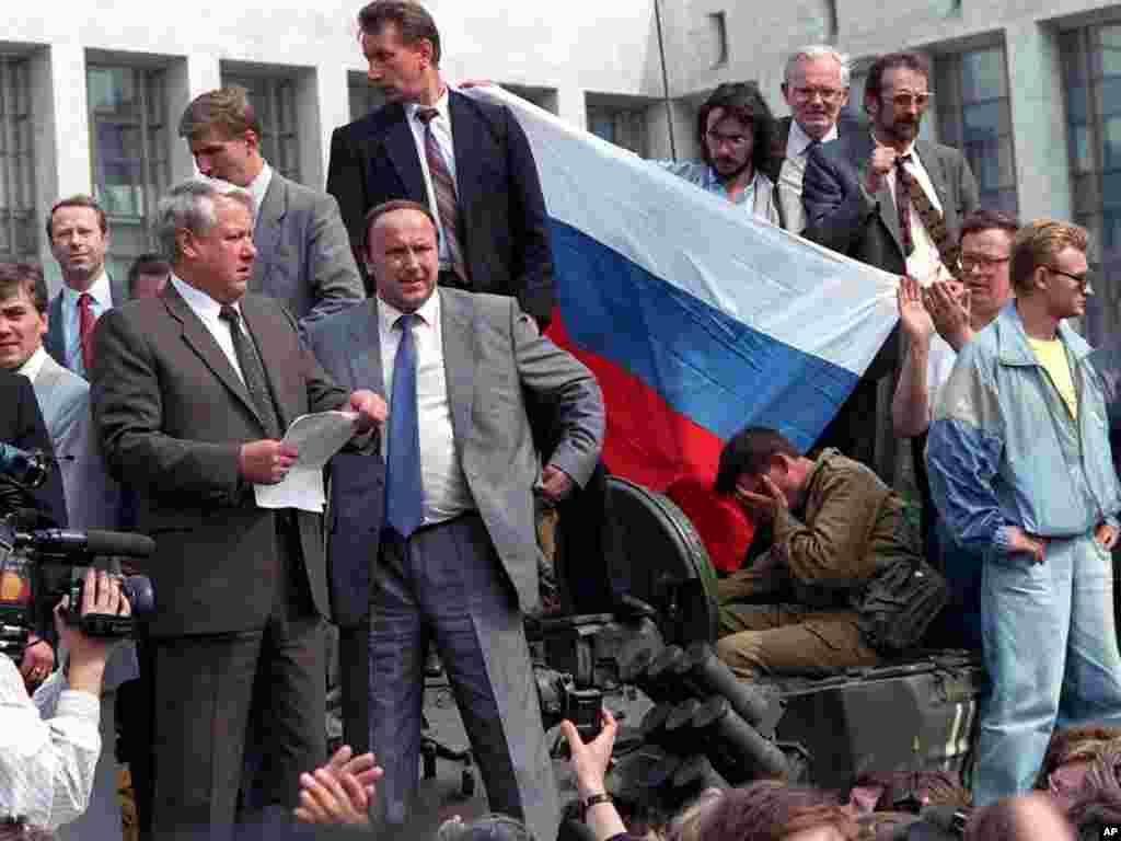 Президент Российской Федерации Борис Ельцин на танке призывает к всеобщей акции протеста, 19 августа 1991 года. 