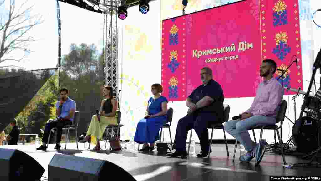 У рамках концерту була відкрита дискусія «Кримський погляд на незалежність України» за участі голови Меджлісу кримськотатарського народу Рефата Чубарова та режисера Ахтема Сеітаблаєва