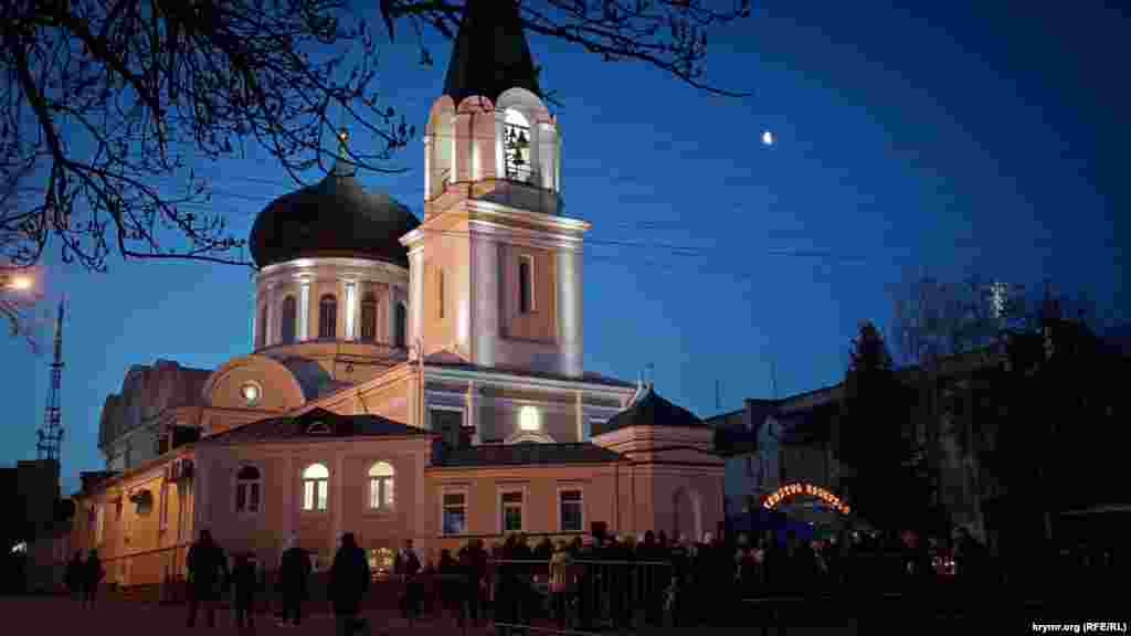 Ранним утром у храма апостолов  Петра и Павла в Симферополе
