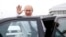 Владимир Путин выходит из автомобиля в Минске, август, 2014 год