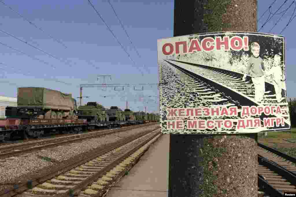 Поезд перевозит ракетные установки и военную технику в сторону российско-украинской границы через город Матвеев Курган, Ростовская область, 25 мая 2015  