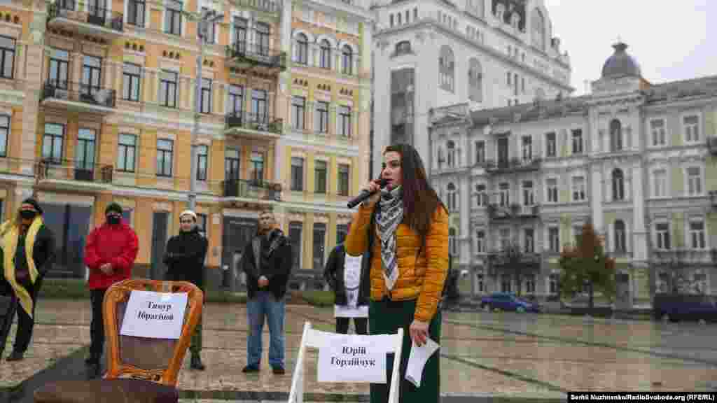 Акторка Антоніна Хижняк зачитала спогади звільненого із полону побратима Гордійчука Максима Горяїнова. «Прокидаюся. Камаз працює. Навкруги люди у формі. Нас вивели. Поклали на землю обличчям. Люди говорили з кавказьким акцентом. Били по голові. У декого знайшли чорно-червоний прапор. Кричали або говорили російською мовою. Я згадав молитви, які ніколи до цього не знав. Нас повезли в ізолятор. А за тиждень – до СІЗО. 30 жовтня 2019 року відбувся так званий суд над полоненими. Представники незаконних збройних формувань звинуватили Юрія у тероризмі заклику до повалення влади у «ДНР» і винесли вирок українському військовому – 17 років колонії. Зараз Юрій перебуває у Макіївській колонії №32. Українська сторона внесла його у списки (на обмін, – ред.), однак угруповання «ДНР» поки його не підтверджує», – зачитала акторка театру та кіно Хижняк біля пустого стільця Юрія Гордійчука