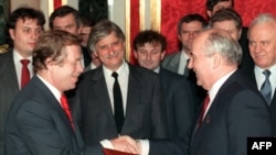 Вацлав Гавел и Михаил Горбачев в Москве 26 февраля 1990 года обмениваются подписанными документами, предусматривающими вывод советских войск из Чехословакии