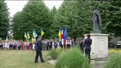 Порошенко поклав квіти до монумента королеві Анні Київській у Франції (відео) Порошенко поклав квіти до монумента королеві Анні Київській у Франції (відео)