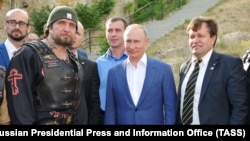 Андреас Маурер (справа) вместе с Владмиром Путиным и Александром Залдостановым в Севастополе. 18 августа 2017 года