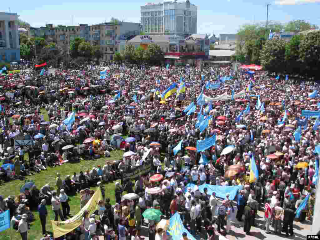 7. Год 2009-й, Симферополь, площадь Ленина.  Трагедия крымских татар находит отклик в рядах украинских националистов – красно-черный флаг на заднем фоне – тому свидетельство. К сожалению, понимание важности крымско-украинских отношений пришло слишком поздно.