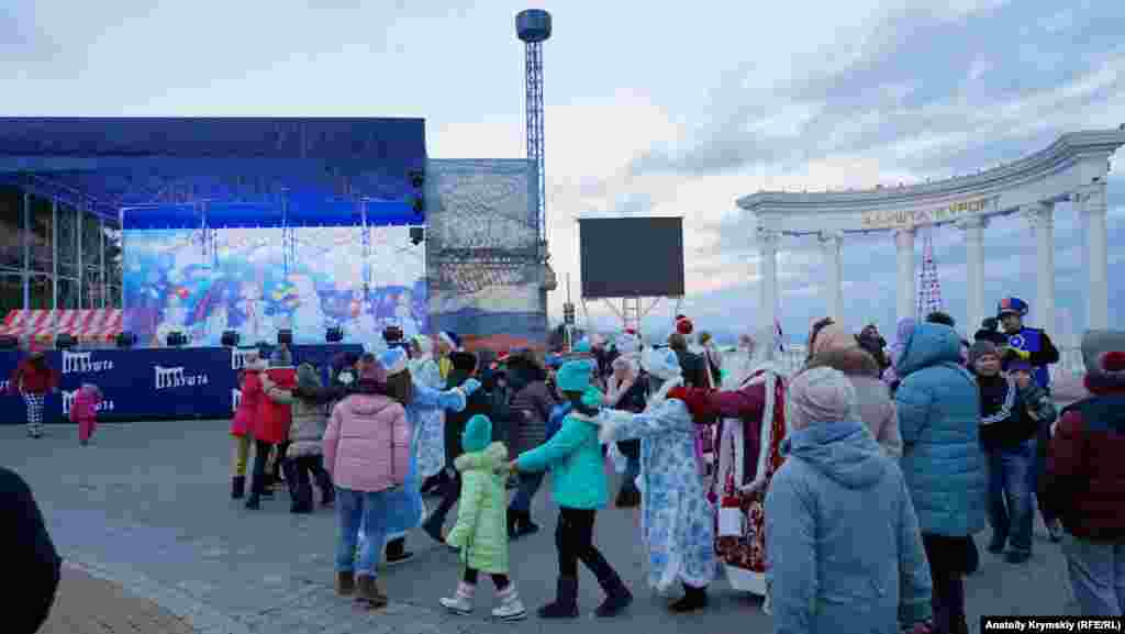 На новогодние мероприятия взрослые и юные алуштинцы собираются у главного символа родного города – ротонды