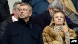 Российский миллиардер Дмитрий Рыболовлев на футбольном матче между Сент-Этьен и Монако на стадионе «Джеффрой Гишард» рядом с неизвестной женщиной, 1 марта 2014 года