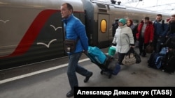 Пассажиры поезда в Крым