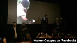 Активисты SERB срывают показ фильма "Полет пули" (фото из фейсбука Ксении Сахарновой)