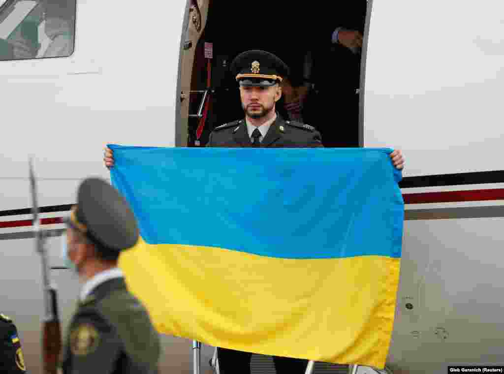 Повернення Марківа. 3 листопада суд в італійському Мілані вирішив повністю виправдати нацгвардійця Віталія Марківа у справі про загибель журналіста і його перекладача на Донбасі в 2014 році за відсутністю складу злочину і негайно випустити його на волю. Вдень 4 листопада він повернувся до Києва