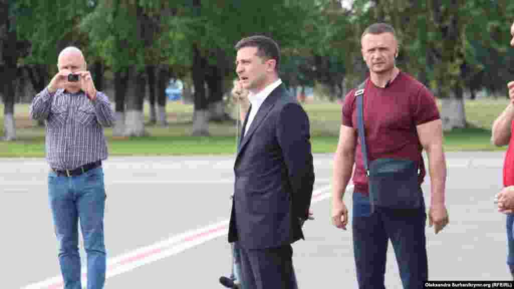 Президент України Володимир Зеленський очікує політв'язнів в аеропорту «Бориспіль». Він зустрів в аеропорту раніше утримуваних у Росії 35 українських громадян: Олега Сенцова, Олександра Кольченка, Володимира Балуха, Едема Бекірова, Євгена Панова, Павла Гриба, Станіслава Клиха, Миколу Карпюка, Романа Сущенка, Артура Панова, Олексія Сизоновича, а також захоплених у листопаді 2018 року українських моряків