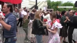 Севастополь: крымчане кружились в танце под советские песни (видео) Севастополь: крымчане кружились в танце под советские песни (видео)