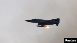 Самолет турецких ВВС на боевом патрулировании