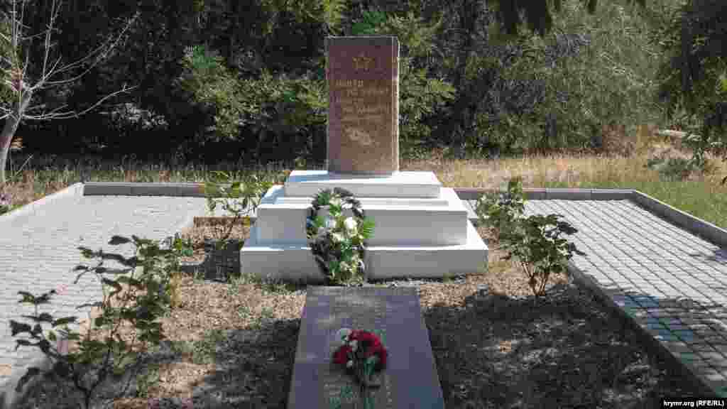Мемориал жителям Солнечной Долины, участвовавшим во Второй мировой войне. На памятнике перечислен 21 погибший, по бокам мемориала – списки раненых и прошедших войну