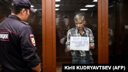 Московский муниципальный депутат Алексей Горинов, обвиненный в распространении "заведомо ложной информации" о российской армии, воюющей в Украине, во время оглашения ему приговора. Москва, 8 июля 2022 года