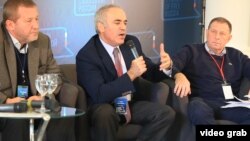 Алфред Кох, Гарри Каспаров, Андрей Илларионов на Форуме свободной России
