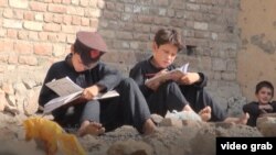 د خیبر پښتونخوا دوه ماشومان د زده کړې په حال کې