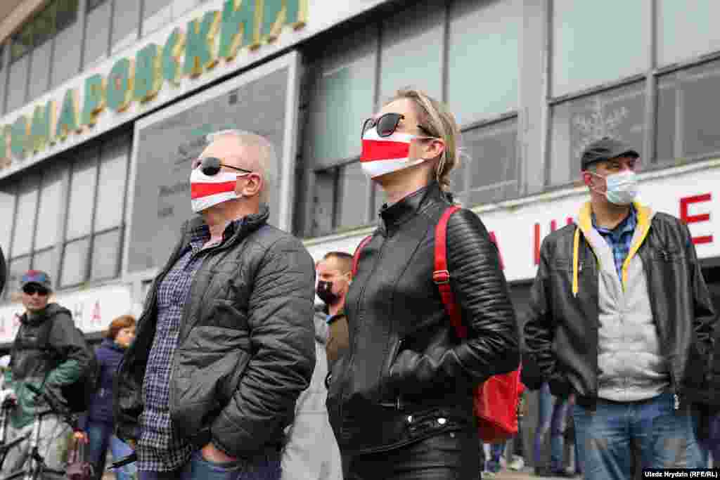 Многие из тех, кто появился 24 мая возле рынка в Минске, были в масках и придерживались безопасной физической дистанции. Лукашенко ранее назвал пандемию COVID-19 «психозом», несмотря на рост числа случаев заболеваний и смертей от коронавируса в Беларуси
