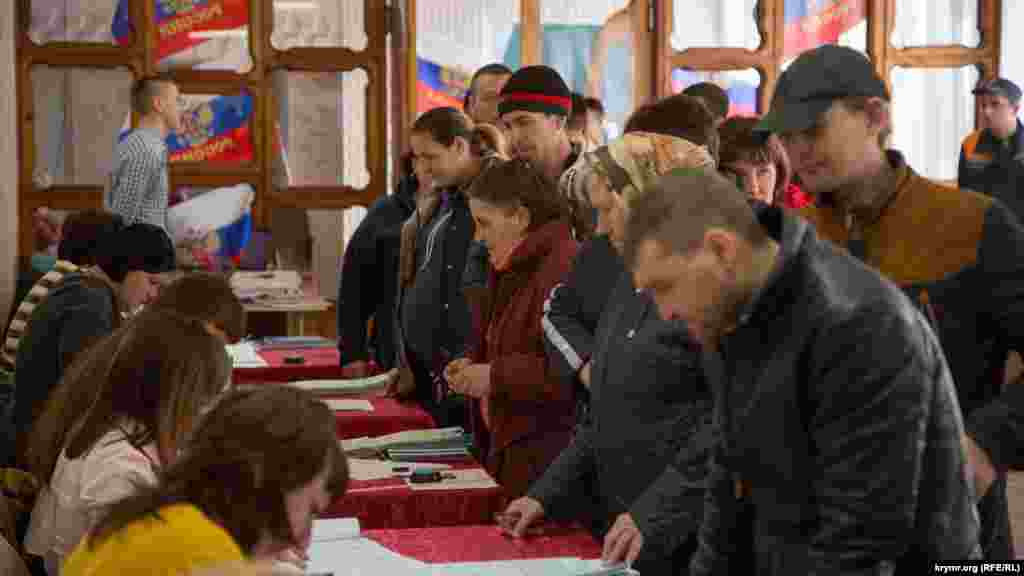 18 марта 2018 года в аннексированном Крыму состоялись выборы президента России. В Украине и странах Европы прошли акции протеста против российских выборов на полуострове, а крымчан призывали не голосовать.  Подробнее о том, как это было ‒ в фоторепортаже Крым.Реалии