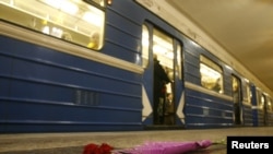Цветы в минском метро - в память о жертвах теракта