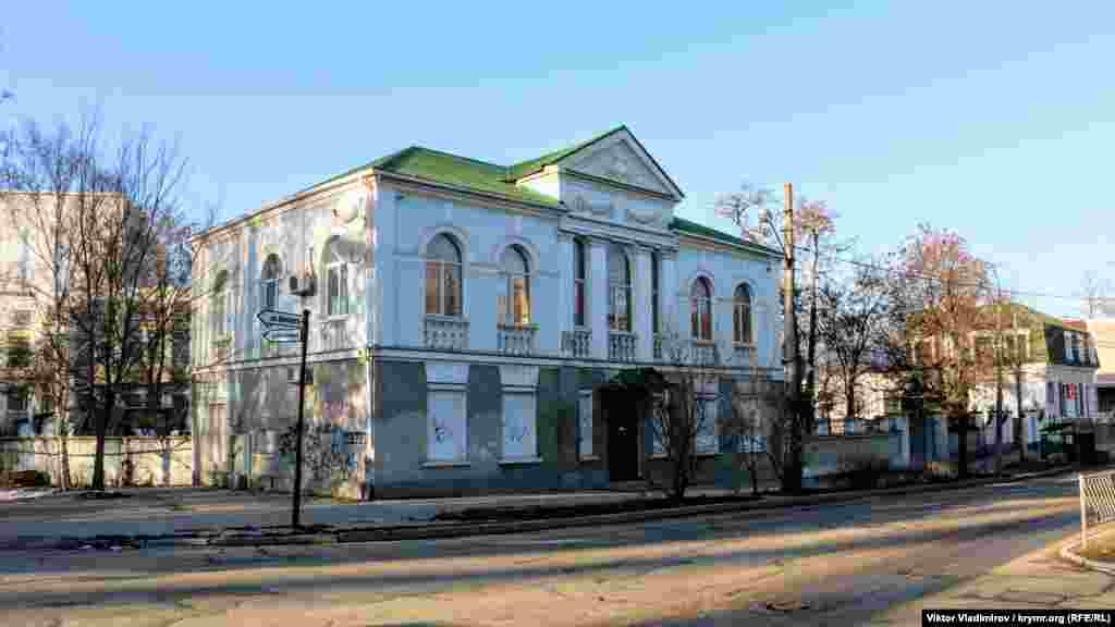 Відразу за мостом розташована будівля, що є пам'ятником архітектури ХХ століття. У ній до осені 2014 року перебував офіс Меджлісу кримськотатарського народу, а також редакція газети «Авдет» і благодійна організація «Фонд «Крим», що була власником будівлі