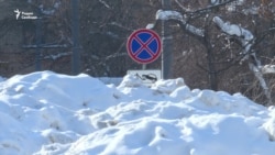 Гигантская свалка снега в центре Москвы Гигантская свалка снега в центре Москвы