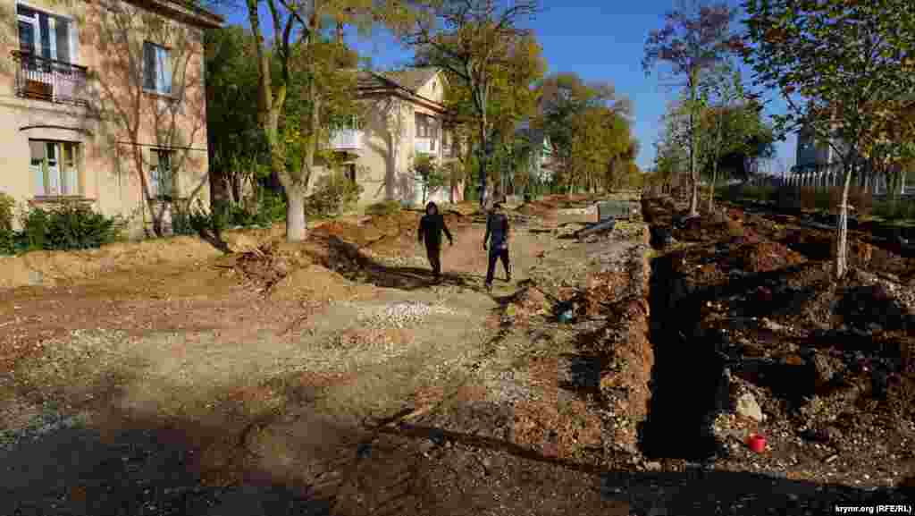 А в конце Курортной еще с весны идет ремонт дорожного покрытия. До завершения, похоже, еще далеко