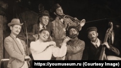 Сцена из спектакля "Музыкант" Белорусского государственного еврейского театра