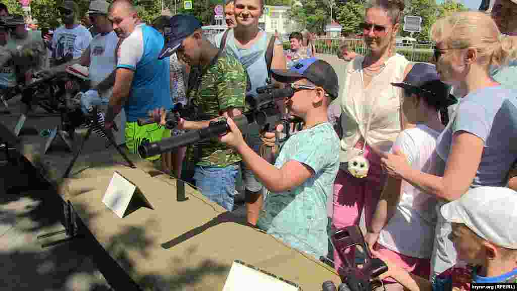 Липень 2018, Севастополь. Виставка зброї до Дня військово-морського флоту. «Пристрелятися» міг кожен охочий, навіть дитина