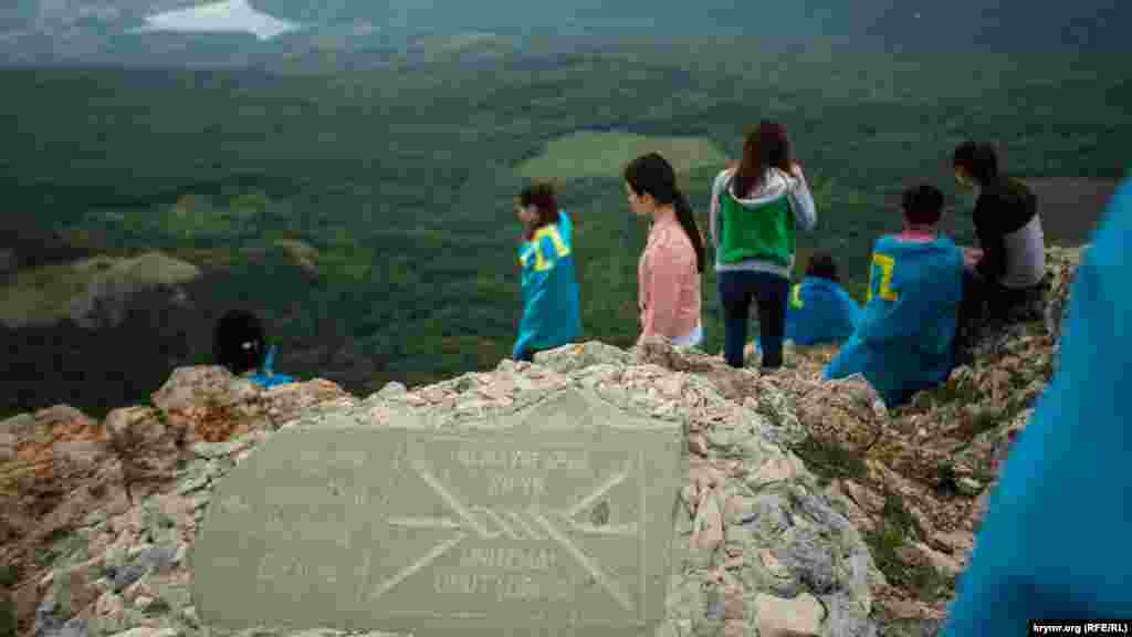 Камень, установленный в 2014 году в память о жертвах депортации. Надпись на камне: «Не забудь. Не дай забыть»