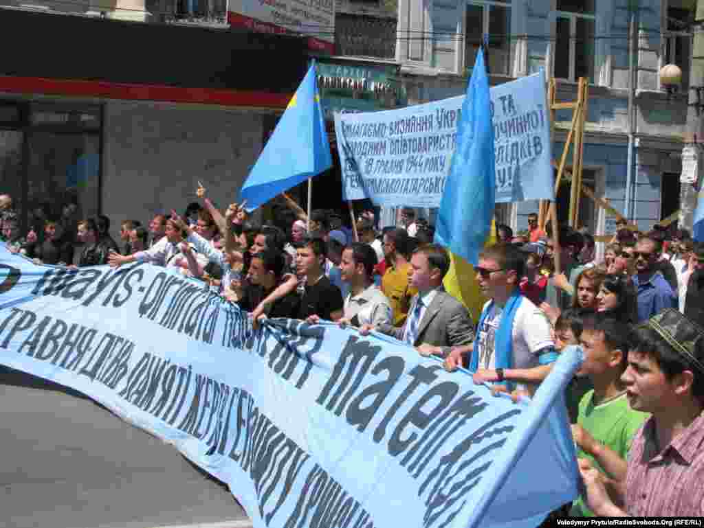 12. Год 2011-й, Симферополь, улица Кирова. Вопреки рассказам российской пропаганды 18 мая отмечали не только крымские татары. Все люди, неравнодушные к бедам соседнего народа, присоединялись к уличному шествию. И вновь участники требуют признать депортацию геноцидом. 
