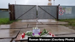 Стихийный мемориал, которые устроили местные жители в память об активисте Сергей Пахолкове