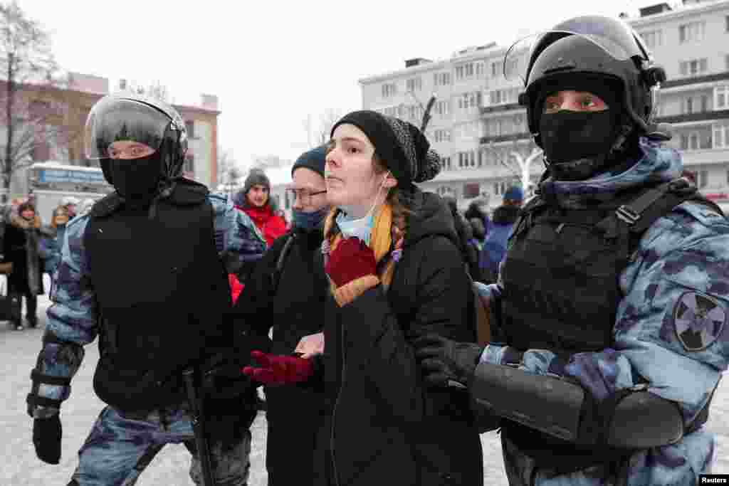 В Москве начались жесткие задержания. В автозаки образовались очереди, сообщает корреспондент «Настоящего Времени» 