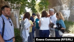 Активисты у моста в поселке Филино