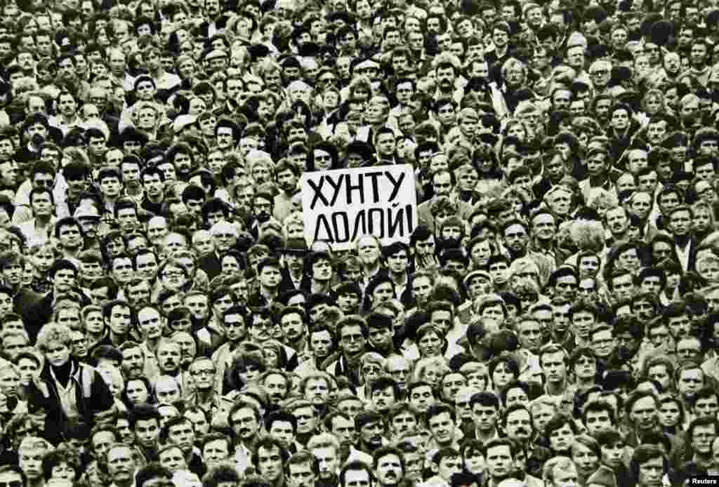Жители Ленинграда вышли на улицы, протестуя против ГКЧП. 19 августа 1991 года. 