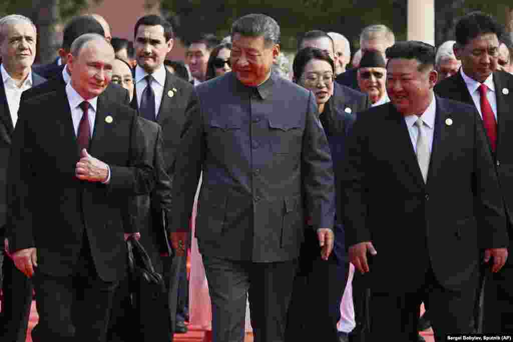 Presidenti rus, Vladimir Putin (majtas); presidenti kinez, Xi Jinping (në mes) dhe udhëheqësi i Koresë së Veriut, Kim Jong Un, duke arritur në paradë.