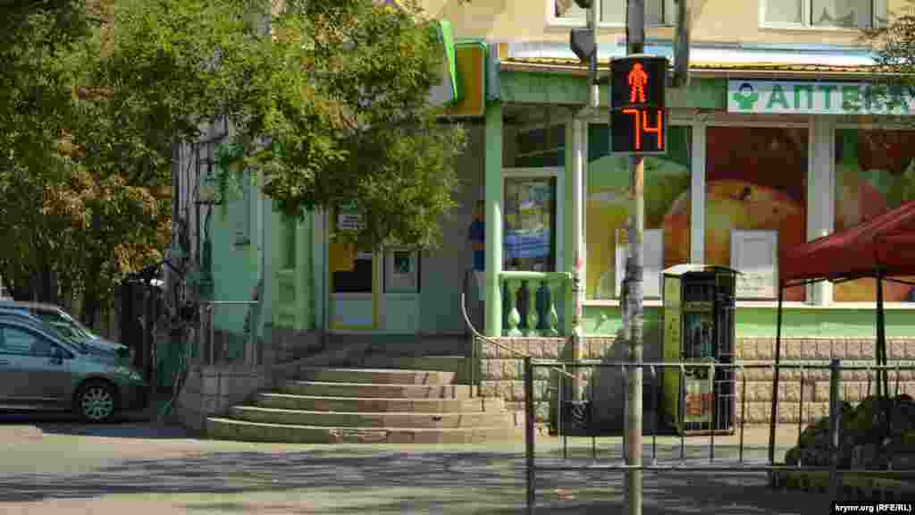 Теперь пассажиры 14-го троллейбуса, которые выходят на остановке «Шабалина», делают полукилометровый «крюк» через неудобный ближайший регулируемый пешеходный переход, на котором красный свет горит целых 80 секунд