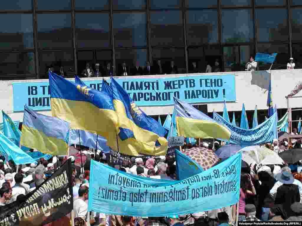 5. Год 2008-й, Симферополь, площадь Ленина.  Балкон Украинского драматического театра – идеальная площадка для обращения к народу. На трибуне – духовные и светские лидеры крымских татар и руководство АРК.
